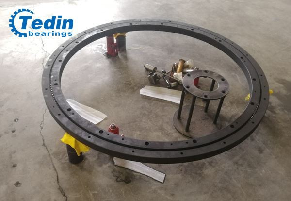 Prilagođeni ležaj zakretanja ispod montaže, spreman za otpremu našem kupcu iz...